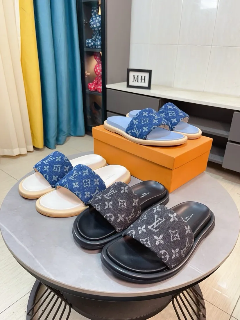 Ex-factory price 360🌹🌹 (lv-Louis Vuitton) New men's slippers, high-end boutique, exquisite embossed logo decoration on the upper, fine workmanship, super soft soles, casual, loose and comfortable, a must-have in summer! \nsize：38-44